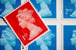 İngiltere'de Kraliçe'nin portresini taşıyan para, pul, pasaport ve diğer belgelere ne olacak?