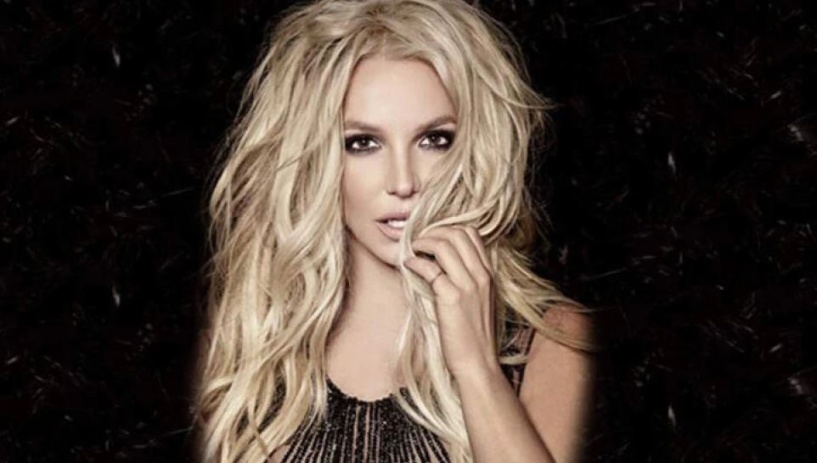 Halk plajında çıplak pozlar veren Britney Spears kafa karıştırdı