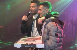 Sahneye pizza siparişi veren Sinan Akçıl, kuryenin hayalin gerçekleştirdi