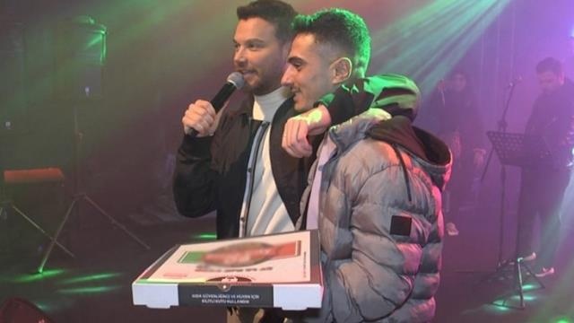 Sahneye pizza siparişi veren Sinan Akçıl, kuryenin hayalin gerçekleştirdi