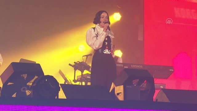 Zeynep Bastık, Dünya Kupası'na ev sahipliği yapan Katar'da konser verdi