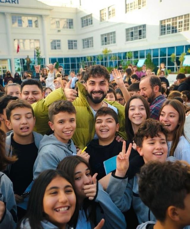 Sefo "Başkan olursam Sefo'yu getireceğim" diyen çocuk hayranının vaadini yerine getirdi