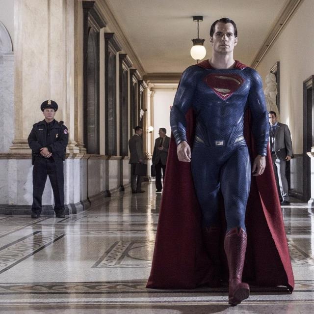 Warner Bros, Henry Cavill'in Süperman rolüne son verdi