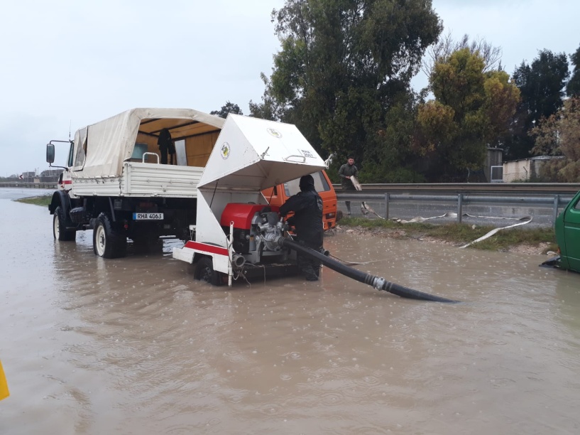 SİVİL SAVUNMA EKİPLERİNDEN SU BASKINLARINA MÜDAHALE