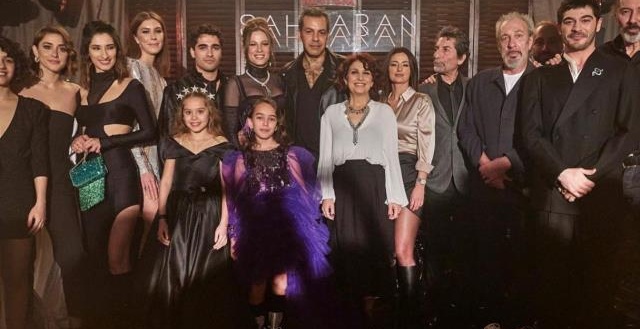 Şahmaran dizisinin galası yapıldı, başrol Serenay Sarıkaya şıklığıyla göz kamaştırdı