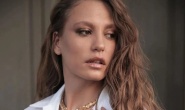 Serenay Sarıkaya'nın telefon kılıfındaki yazı dikkat çekti: Sizin hasta olduklarınızı biz taburcu ettik