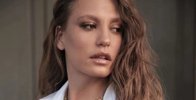 Serenay Sarıkaya'nın telefon kılıfındaki yazı dikkat çekti: Sizin hasta olduklarınızı biz taburcu ettik