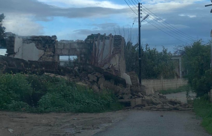 An old building in İskele Yarköy was destroyed in the earthquake.