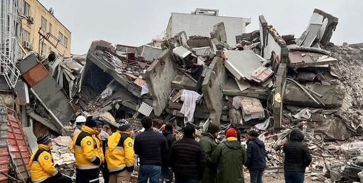 İsias Otel enkazında arama kurtarma çalışmaları aralıksız olarak devam ediyor